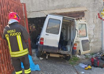 Auto sfonda un muro e finisce in un garage a Muro Lucano: due anziani feriti lievemente