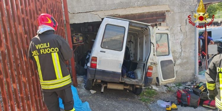 Auto sfonda un muro e finisce in un garage a Muro Lucano: due anziani feriti lievemente