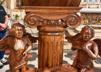 Il maestro Fabio Grieco realizza un ambone in legno per il convento di Sant’Antonio a Polla
