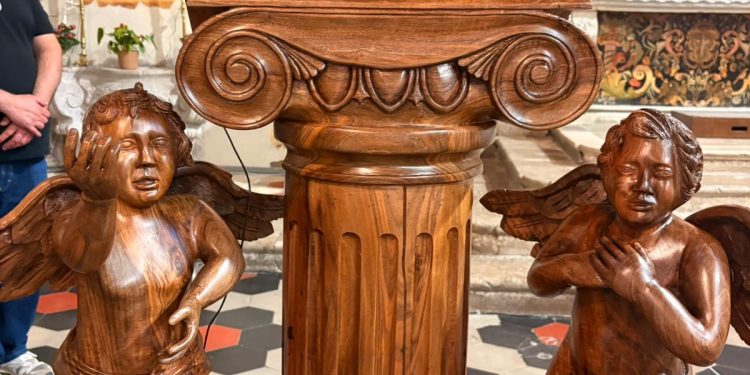 Il maestro Fabio Grieco realizza un ambone in legno per il convento di Sant’Antonio a Polla