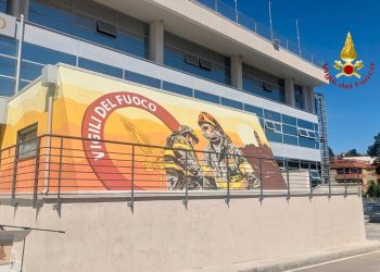A Matera inaugurato il murale sulla caserma dei vigili del fuoco. Un ponte tra arte, giovani e istituzioni