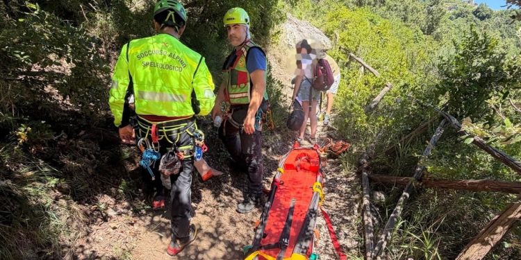 Si ferisce sul sentiero tra Amalfi e la Valle delle Ferriere: soccorsa e portata in salvo