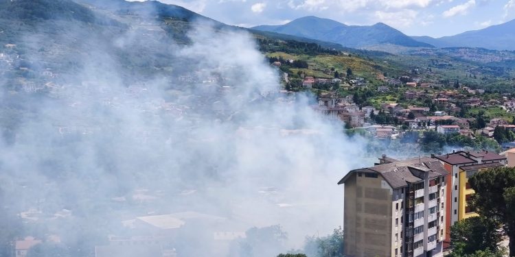 Incendio a ridosso della stazione inferiore di Potenza: stop temporaneo alla circolazione ferroviaria