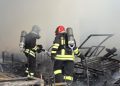 Capannone distrutto dalle fiamme a Torraca: ore di lavoro per spegnerlo