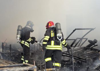 Capannone distrutto dalle fiamme a Torraca: ore di lavoro per spegnerlo