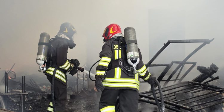 Capannone distrutto dalle fiamme a Torraca: ore di lavoro per spegnerlo