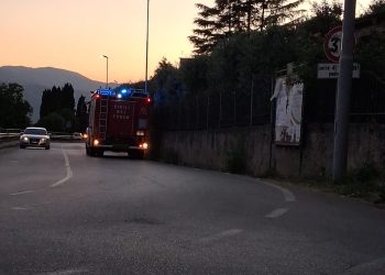 Giornata intensa per i vigili del fuoco a Padula: spento un incendio di rotoballe e controlli su due fuga di gas