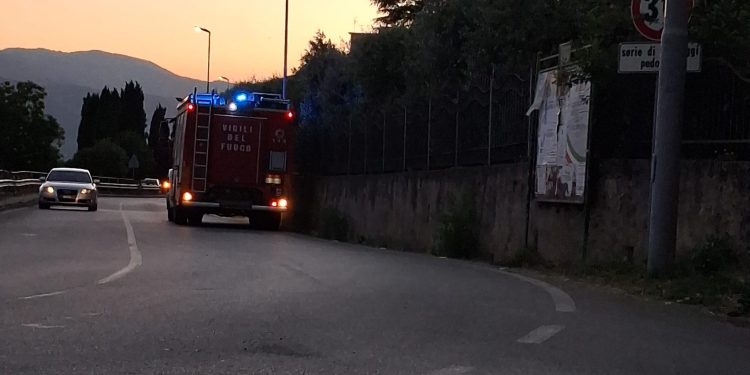 Giornata intensa per i vigili del fuoco a Padula: spento un incendio di rotoballe e controlli su due fuga di gas