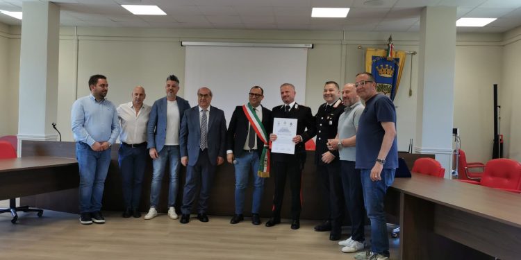 L’appuntato Carnevale saluta Contursi dopo 25 anni per andare a Polla. Il Comune lo celebra con un encomio