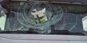 Sfiorata la tragedia sull’A2 nei pressi di Buonabitacolo: secchio di vernice, lanciato da un cavalcavia, centra un camion sull’A2