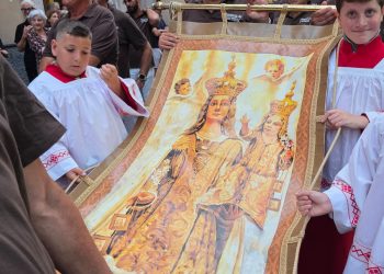 Tradizionale alzata del “Panno” della Madonna del Carmelo a Salerno