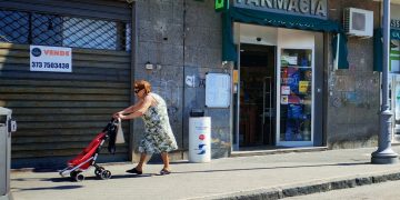 Rapina a mano armata a Salerno: ladro armato di coltello fugge con l’incasso