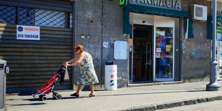 Rapina a mano armata a Salerno: ladro armato di coltello fugge con l’incasso