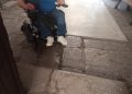 “Mio fratello non può entrare in municipio per una barriera architettonica, aiutato da un cittadino”. Il caso a Polla