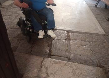“Mio fratello non può entrare in municipio per una barriera architettonica, aiutato da un cittadino”. Il caso a Polla