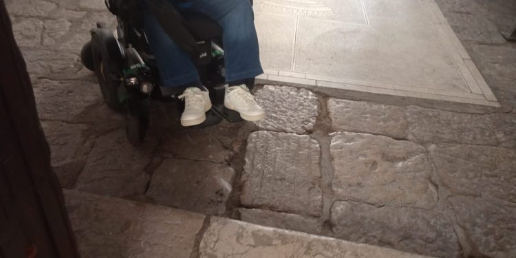 “Mio fratello non può entrare in municipio per una barriera architettonica, aiutato da un cittadino”. Il caso a Polla