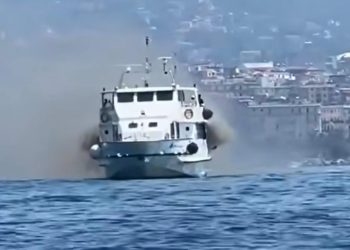 Incendio su un traghetto a Salerno, ci sono degli intossicati