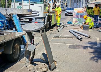 Paura nella notte a Salerno: auto fuori controllo in Piazza della Concordia, abbattuti tre pali della luce