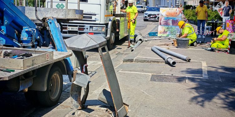 Paura nella notte a Salerno: auto fuori controllo in Piazza della Concordia, abbattuti tre pali della luce