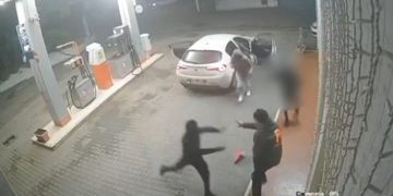 Rapine ai distributori di carburante tra Salerno e Napoli. Nella banda due minorenni: arrestati