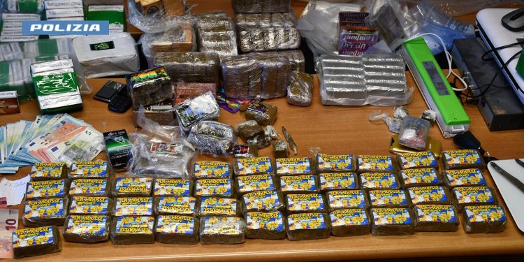Maxi sequestro di droga a Cava de’ Tirreni: arrestato un uomo, trovati oltre 22 chili di hashish e 62mila euro in contanti