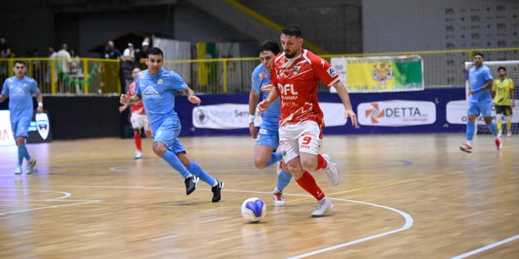 Sporting Sala Consilina da impazzire: rimonta il Napoli e vince ai rigori, gara-1 è gialloverde