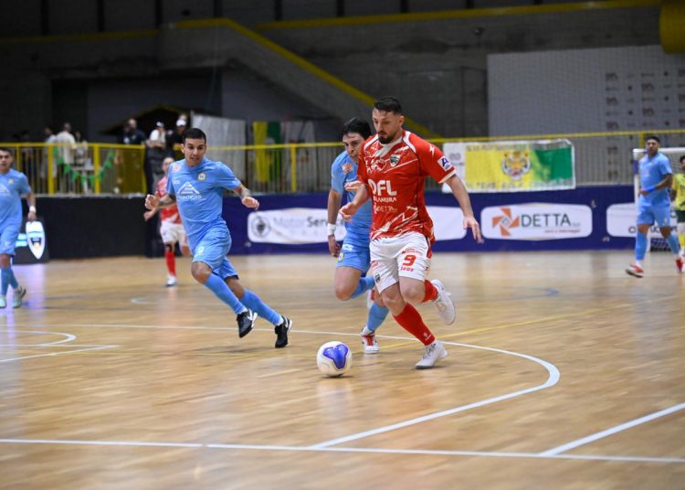 Sporting Sala Consilina da impazzire: rimonta il Napoli e vince ai rigori, gara-1 è gialloverde