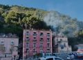 Incendio in un appartamento a Salerno, le fiamme avvolgono anche la vegetazione esterna