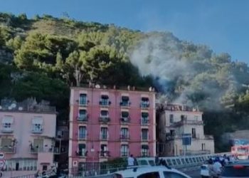 Incendio in un appartamento a Salerno, le fiamme avvolgono anche la vegetazione esterna