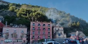 Incendio in un appartamento a Salerno, le fiamme avvolgono anche la vegetazione esterna