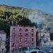 Incendio in un appartamento a Salerno, le fiamme avvolgono anche la vegetazione esterna