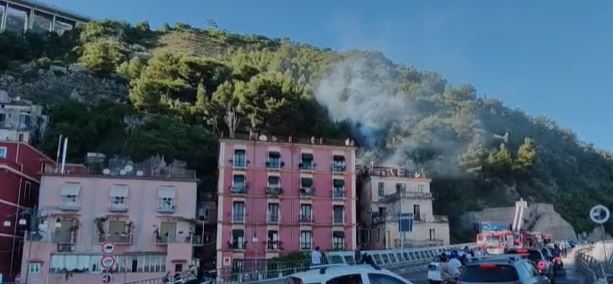 Incendio in un appartamento a Salerno, le fiamme avvolgono anche la vegetazione esterna