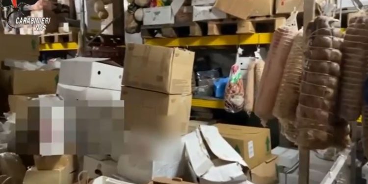Salerno, controlli del NAS nelle zone della movida: irregolare l’80% delle attività ispezionate