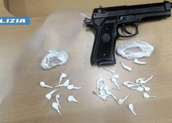A Salerno, la Polizia sequestra sequestra 29 involucri di cocaina e una pistola ad aria
