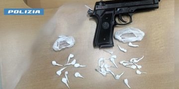 A Salerno, la Polizia sequestra sequestra 29 involucri di cocaina e una pistola ad aria
