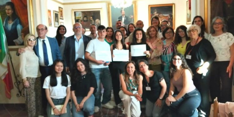 Sala Consilina: la “Torquato Tasso SOMS” celebra i giovani vincitori delle borse di studio Intercultura