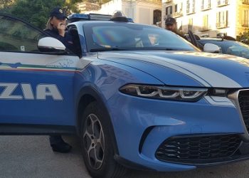 A 20 mesi resta chiuso nell’abitacolo dell’auto: salvato dai poliziotti a Battipaglia