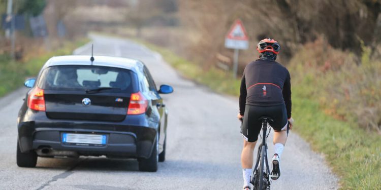 Sicurezza dei ciclisti, appello alla Provincia di Salerno: “Installare cartelli per il sorpasso a un metro e mezzo”