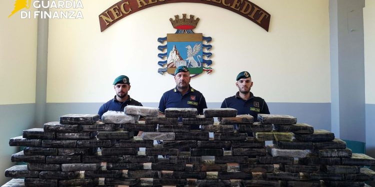 Oltre 113 kg di cocaina nascosti in un’autocisterna: maxi sequestro della Finanza in Campania