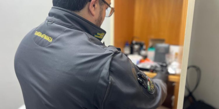 Medicina estetica e tatuaggi senza autorizzazioni: denunce e sequestri nel napoletano