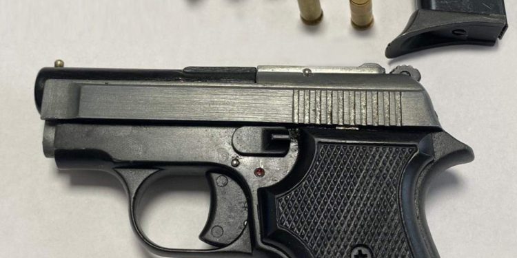 Pistola clandestina nascosta in un puff: arrestata una coppia