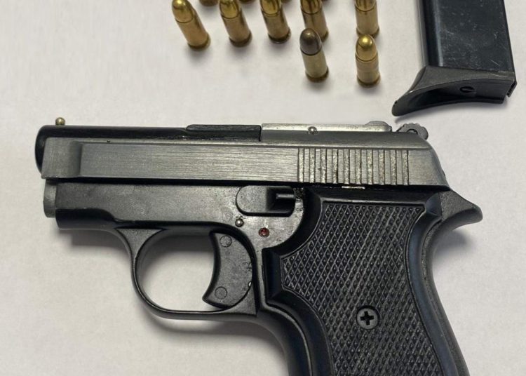 Pistola clandestina nascosta in un puff: arrestata una coppia