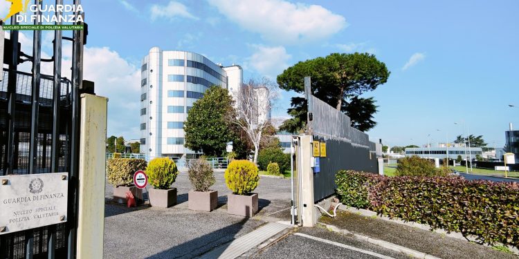 Fatture false e banca clandestina, sequestri per 21 milioni: coinvolte dieci società campane, accertamenti anche nel salernitano