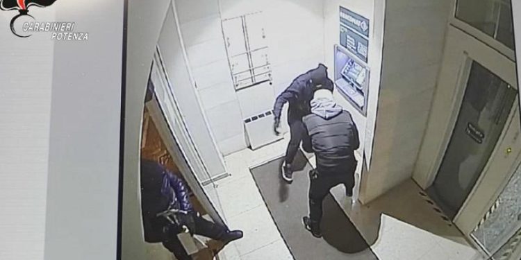 Assalti ai bancomat della Basilicata. Scacco ad una banda di malviventi: i Carabinieri eseguono 11 misure cautelari