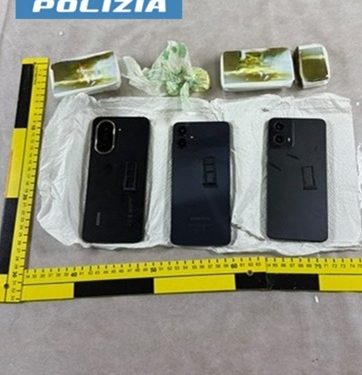 Drone sorvola il carcere di Salerno: recuperato un pacco con droga e telefoni cellulari