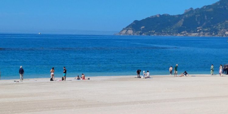 Allarme sabbia contaminata all’Universo Beach a Salerno: rischi per la salute dei bagnanti