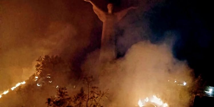 Incendio minaccia il Cristo Redentore di Maratea, interdetto il Cammino di San Biagio