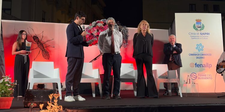 Premio Terre del Bussento, a Sapri il riconoscimento al presidente della Campania Roberto Fico