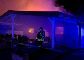 Accusato di aver appiccato l’incendio al bar a Polla, arrestato un 50enne del posto