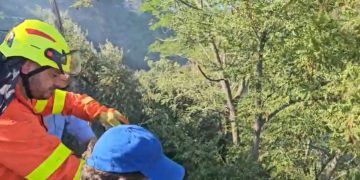 Incendio tra i boschi a Padula, il rogo “minaccia” il centro storico